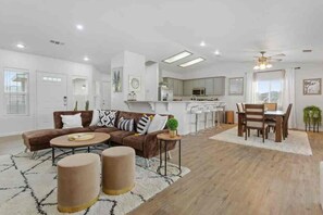 Living area - 5 Mins To JTNP/ Pool/ Trampoline/Volleyball/Games/Fire Pit (Joshua Tree)