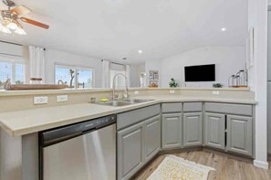 Private kitchen - 5 Mins To JTNP/ Pool/ Trampoline/Volleyball/Games/Fire Pit (Joshua Tree)