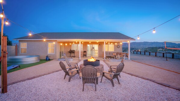 Terrace/patio - 5 Mins To JTNP/ Pool/ Trampoline/Volleyball/Games/Fire Pit (Joshua Tree)