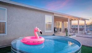 Terrace/patio - 5 Mins To JTNP/ Pool/ Trampoline/Volleyball/Games/Fire Pit (Joshua Tree)