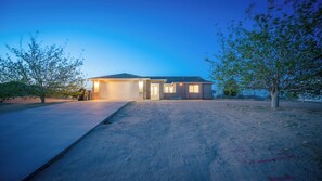 Exterior - 5 Mins To JTNP/ Pool/ Trampoline/Volleyball/Games/Fire Pit (Joshua Tree)