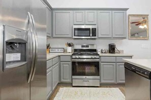 Private kitchen - 5 Mins To JTNP/ Pool/ Trampoline/Volleyball/Games/Fire Pit (Joshua Tree)