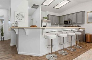 Private kitchen - 5 Mins To JTNP/ Pool/ Trampoline/Volleyball/Games/Fire Pit (Joshua Tree)