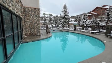 Et oppvarmet basseng