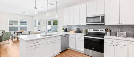 Geladeira, micro-ondas, fogão, cooktop