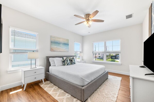 4 bedrooms, iron/ironing board, travel crib, free WiFi - Heated Pool Oasis • Arcade + Games • Walk to Beach (St. Augustine)