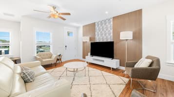 Smart TV, chimenea y videojuegos