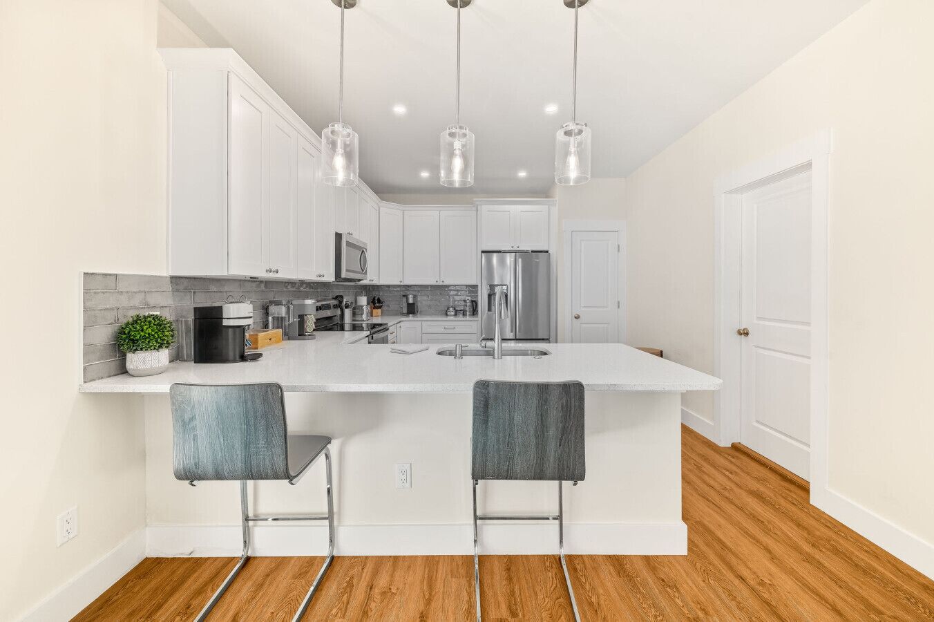 Een koelkast, een magnetron, een oven, een kookplaat