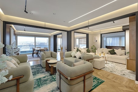 リビング エリア. Furnished Apartment With Great Nile View in Dokki