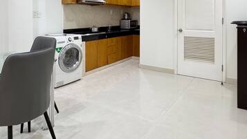 Een koelkast, een microgolfoven, een waterkoker