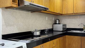 Een koelkast, een microgolfoven, een waterkoker