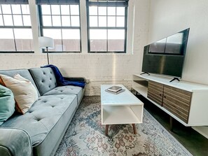 Smart TV - Sleepover | Elite Studio + Parking - Wichita (Wichita)