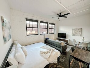 Desk, iron/ironing board, free WiFi, bed sheets - Sleepover | Elite Studio + Parking - Wichita (Wichita)