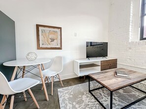 Dining - Sleepover | Elite Studio + Parking - Wichita (Wichita)