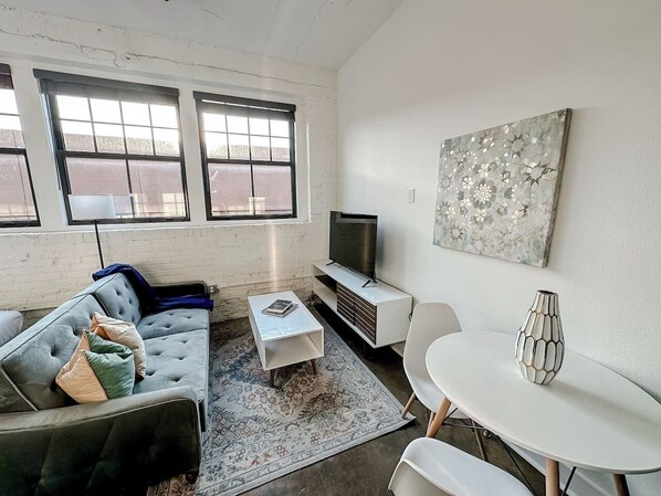 Smart TV - Sleepover | Elite Studio + Parking - Wichita (Wichita)