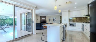 Loch Lomond - Spacious Living, Close to Zoo & Golf