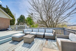 Terrace/patio - Lake Cumberland Home w/ Hot Tub & Game Room (Bronston)