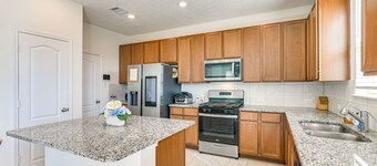 11 Mi to Beach: La Marque Home w/ Patio!