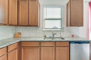 Réfrigérateur, micro-ondes, plaque de cuisson, lave-vaisselle