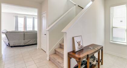 11 Mi to Beach: La Marque Home w/ Patio!