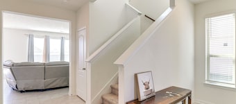 11 Mi to Beach: La Marque Home w/ Patio!