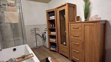 Haartrockner, Handtücher, Seife, Toilettenpapier