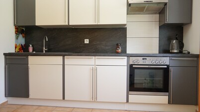 Spacious, bright apartment with balcony, quiet location with good transport links