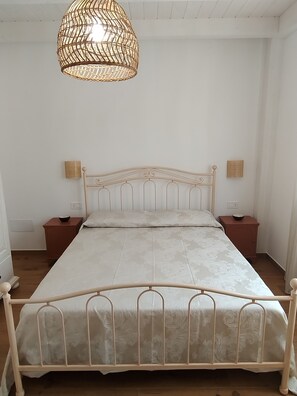 2 bedrooms, iron/ironing board, free WiFi, bed sheets - Frutti Antichi farmhouse - Pomegranate, a step away from the sea and the city center (Marche)