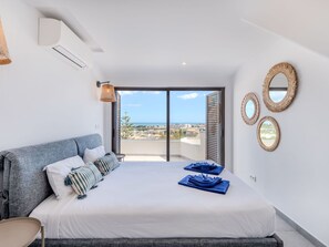 4 bedrooms, desk, Internet