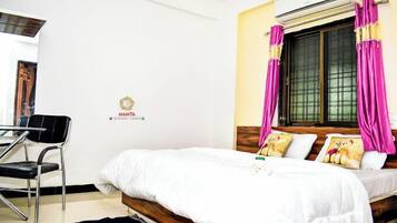 Deluxe Room, Non Smoking | Desk, free WiFi, bed sheets