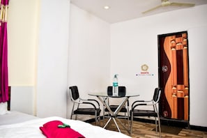 Deluxe-huone, tupakointi kielletty | Työpöytä, ilmainen Wi-Fi, vuodevaatteet