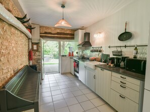 Fridge, microwave, oven, stovetop - Country house with two pools and views (Soturac)