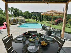 Outdoor dining - Superb country house with pool and lovely views (Soturac)