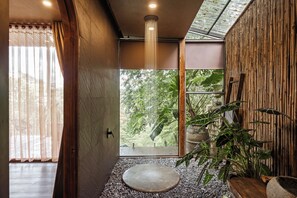 Villa in Japanse stijl, 4 slaapkamers, uitzicht op vallei | Badkamer | Pantoffels, handdoeken, zeep, shampoo