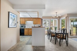 Dining - Riverside Retreat | Hot Springs | Golf | Ground FL (Fairmont Hot Springs)