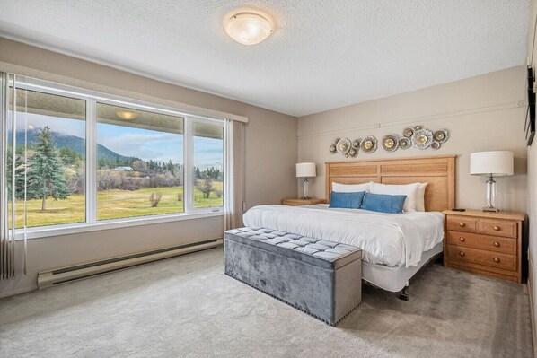 3 bedrooms, desk, travel crib, free WiFi - Riverside Retreat | Hot Springs | Golf | Ground FL (Fairmont Hot Springs)