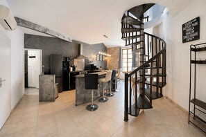 Réfrigérateur, micro-ondes, four, cafetière/bouilloire