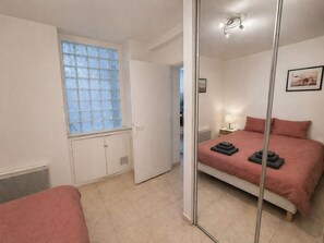 2 chambres, bureau, fer et planche à repasser, accès au Wi-Fi (inclus)