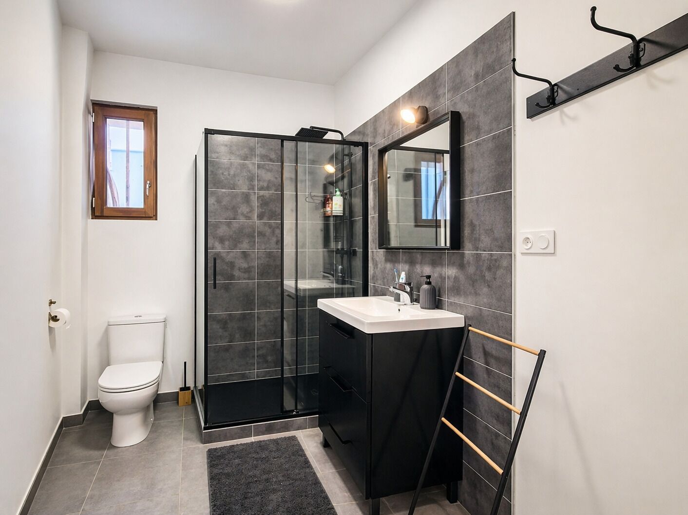 Regadera, secadora de cabello, toallas 