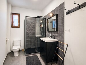 Douche, sèche-cheveux, serviettes fournies