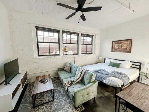 Sleepover | Lively Studio + Parking - Wichita