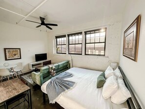 Een bureau, een strijkplank/strijkijzer, gratis wifi, beddengoed