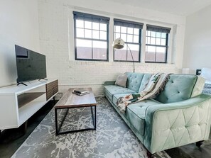 Smart TV - Sleepover | Lively Studio + Parking - Wichita (Wichita)
