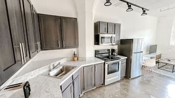 Réfrigérateur, micro-ondes, four, plaque de cuisson