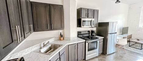 Kjøleskap, mikrobølgeovn, ovn og kokeplater