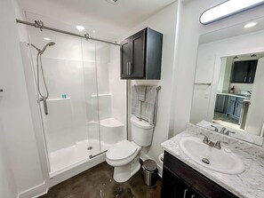 Een douche, een haardroger, handdoeken, zeep