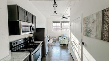 Réfrigérateur, micro-ondes, four, plaque de cuisson