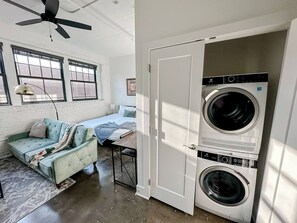 Interior - Sleepover | Lively Studio + Parking - Wichita (Wichita)