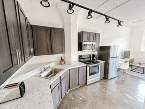 Kylskåp, mikrovågsugn, ugn och spishäll