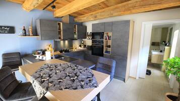 Fridge, microwave, stovetop, dishwasher